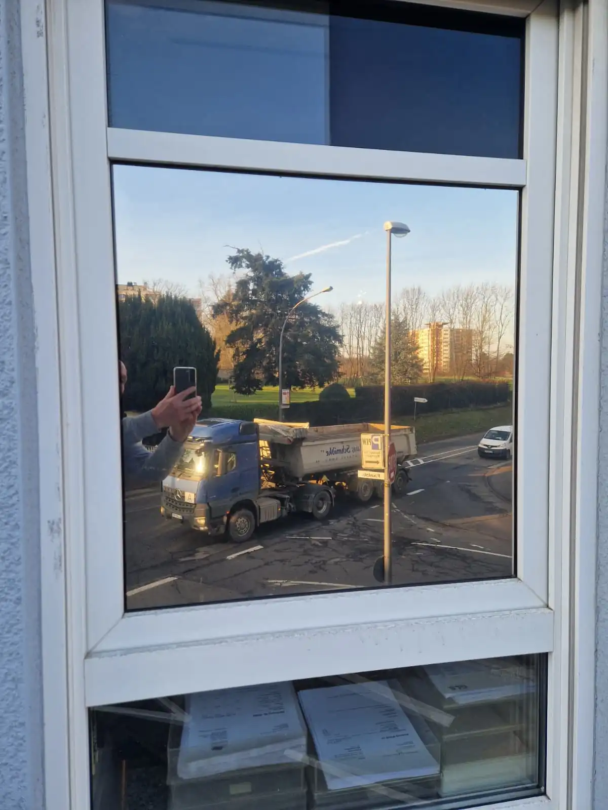 Spiegelfolie Silber EX auf Hausfenster - perfekter Sichtschutz und Hitzeschutz